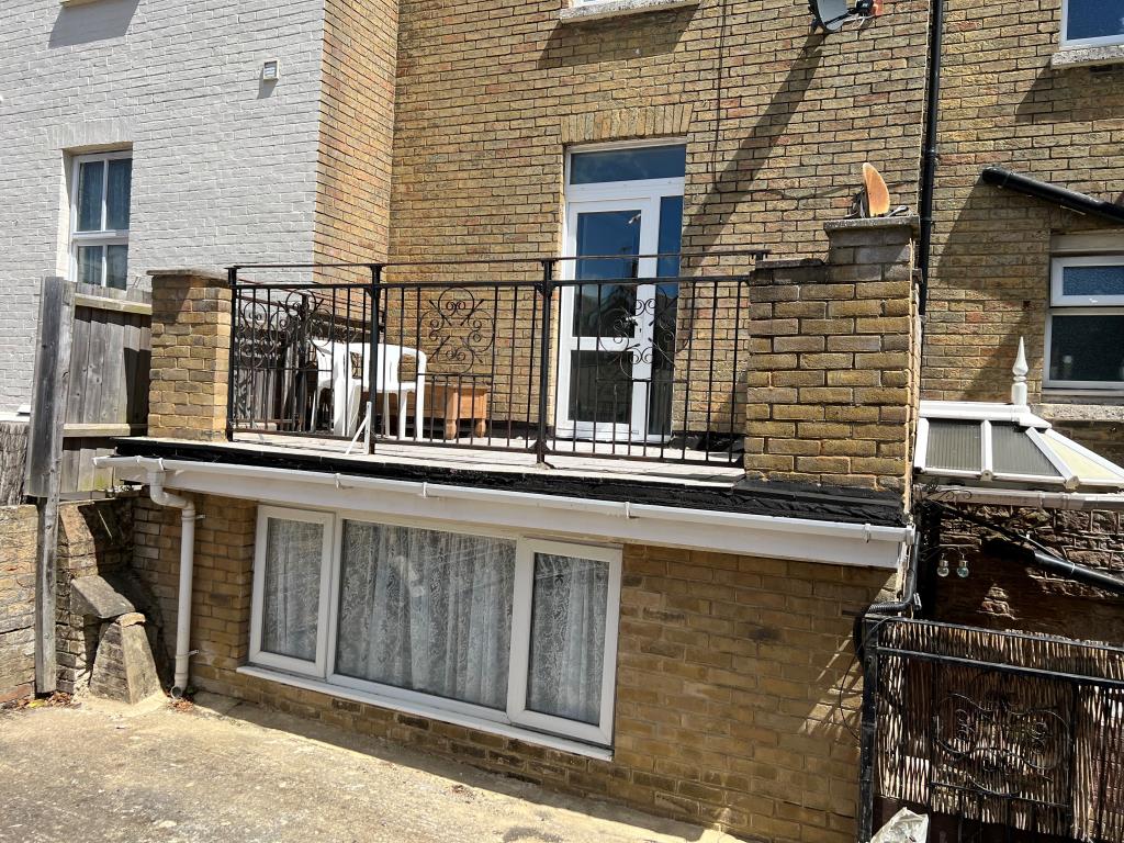 Lot: 97 - FREEHOLD BLOCK OF SIX FLATS FOR INVESTMENT WITH PARKING TO THE REAR - Balcony to the rear